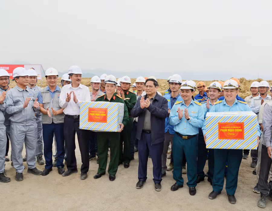 Thủ tướng tặng quà, động viên cán bộ, công nhân, kỹ sư tại Dự án Cảng hàng không Điện Biên. Thủ tướng tặng quà, động viên cán bộ, công nhân, kỹ sư tại Dự án Cảng hàng không Điện Biên.