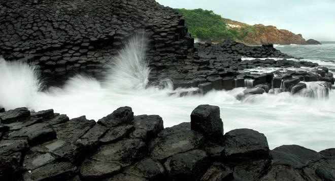 Ghềnh Đá Đĩa: Ghềnh Đá Đĩa hay còn gọi là Gành Đá Đĩa là địa điểm du lịch nổi tiếng nhất của tỉnh Phú Yên, nằm ở xã An Ninh Đông, huyện Tuy An, tỉnh Phú Yên. Ghềnh Đá Đĩa Phú Yên được đánh giá nằm trong số những ghềnh đá đĩa đẹp nhất trên thế giới, hiện đang được xếp hạng Di tích thắng cảnh cấp Quốc Gia. Nếu có dịp tới tận nơi chiêm ngưỡng, bạn sẽ không khỏi trầm trồ khi chứng kiến ghềnh đá khổng lồ với hàng nghìn, hàng vạn phiến đá hình lăng trụ xếp nối tiếp nhau như một tổ ong khổng lồ vươn mình ra biển cả. Ảnh: Wn.com.vn.