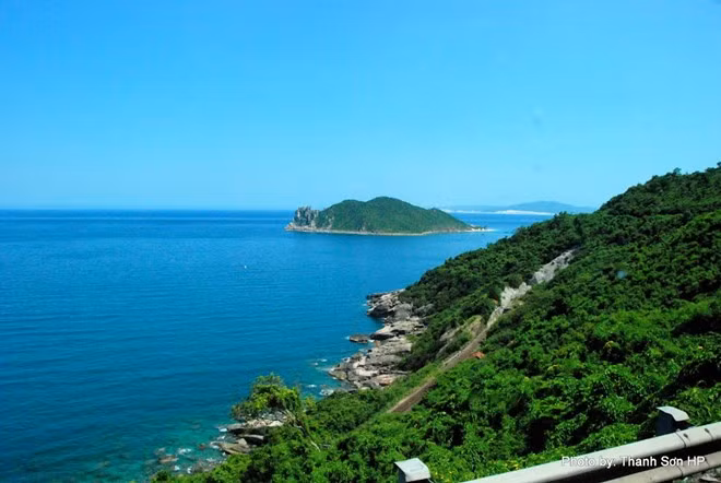 Đảo Hòn Chùa: Đảo Hòn Chùa thuộc xã An Phú, cách trung tâm thành phố Tuy Hòa 10 km. Đặt chân đến đảo Hòn Chùa du khách sẽ bắt gặp một khung cảnh thiên nhiên hoang sơ, những rừng cây rậm rạp, không khí trong lành hòa quyện bãi biển xanh mát. Bãi biển Long Thủy trên đảo là nơi thích hợp cho du khách tới nghỉ dưỡng, du lịch sinh thái, cùng với nhiều dịch vụ như lặn biển, lướt ván, hay các trò chơi thể thao trên biển. Người dân Long Thủy cũng rất hiền hòa hiếu khách, sẽ gợi ý cho bạn thưởng thức những món hải sản tươi đặc biệt không phải nơi nào cũng có. Ảnh: Thanh Sơn HP.