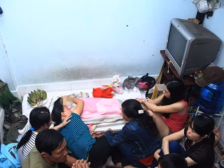 Bo nga quy khi thay con 4 tuoi bat dong duoi ho nuoc
