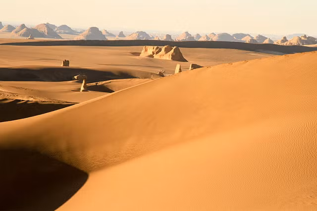 Sa mạc Lut ở Iran: Sa mạc này trông như ở một hành tinh khác với những cao nguyên ấn tượng và những lâu đài cát khổng lồ nằm rải rác trên sa mạc. Một trong những khu vực nóng nhất trong Lut được gọi là Gandom Beryan, tiếng Ba Tư có nghĩa là “lúa mì rang”. Người ta cho rằng, ở đây, một số lúa mì bị khô và như được rang dưới ánh nắng mặt trời chỉ trong vài ngày.