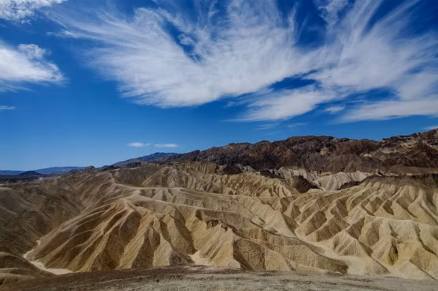Thung lũng chết ở California, Mỹ: Vào tháng 7 năm 1913, người ta đo được nhiệt độ 56,6 độ C tại Furnace Creek ở thung lũng này. Một số người cho rằng một trận bão cát đã làm cho thiết bị quá nóng, gây ra rối loạn. Tuy nhiên, đây là thị trấn nổi tiếng có thời tiết như thiêu đốt, ghi nhận nhiệt độ kỷ lục gần như hàng năm.