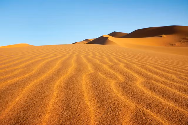 Sa mạc Sahara: Đây là sa mạc nóng nhất trên Trái đất, chiếm phần lớn diện tích châu Phi. Đây là nơi có ít mây và nhiệt độ rất khắc nghiệt. Ở những nơi có nước, nước sẽ bay hơi với tốc độ nhanh nhất thế giới. Cát ở khắp nơi và hút nhiệt rất mạnh. Nhiệt độ dưới mặt đất thường vượt 76,6 độ C nên người ta thường dùng những đôi giày đặc biệt để đi lại.