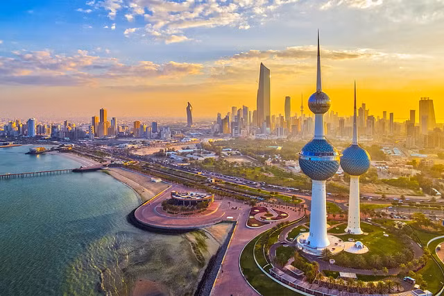 Thành phố Kuwait, Kuwait: Đây là một trong những nơi nóng nhất Trung Đông và thế giới với dân số hơn 4 triệu người. Nhiệt độ cao nhất vào mùa hè dao động quanh mốc 46 độ C. Cái nóng chiếm phần lớn thời gian trong năm và nó trở nên khắc nghiệt hơn vì có những cơn bão cát thường xảy ra. Thật kỳ lạ, ở đây trời cũng khá lạnh trong mùa đông ngắn ngủi.