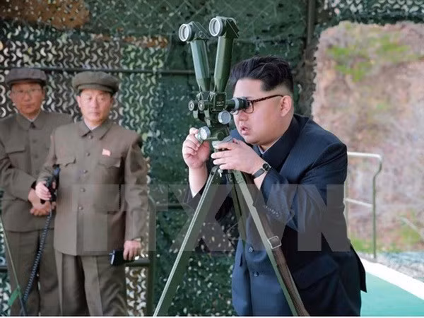 Nhà lãnh đạo Kim Jong-Un thị sát vụ bắn thử tên lửa đạn đạo từ tàu ngầm tại một địa điểm ở Triều Tiên ngày 23/4. (Nguồn: Reuter/TTXVN)
