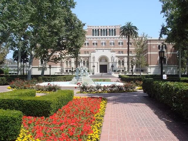 19. Đại học Nam California: 141.082