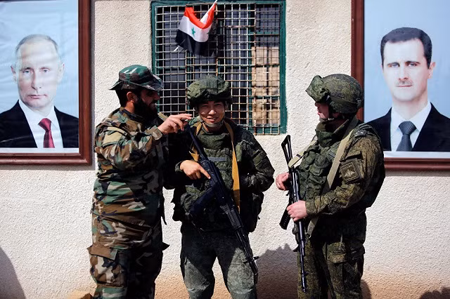 Binh lính Nga và Syria tại điểm kiểm soát