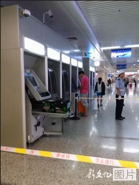 TQ: Bi nuot the, co gai dung tay “xe xac” may ATM