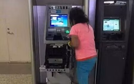 TQ: Bị nuốt thẻ, cô gái dùng tay “xé xác” máy ATM