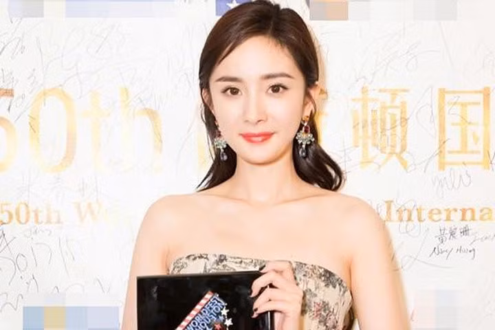 Dương Mịch bị bóc mẽ nhận giải thưởng quốc tế tầm hội chợ