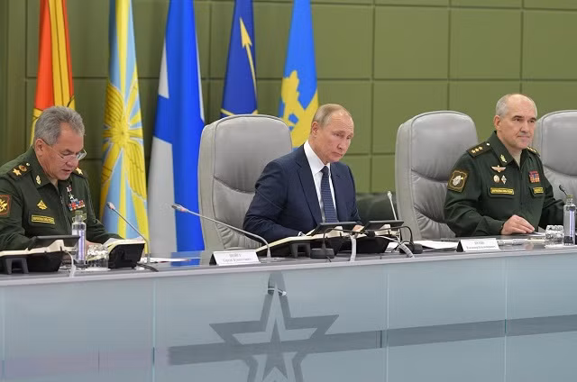 TT Nga Putin (giữa) giám sát cuộc tập trận.