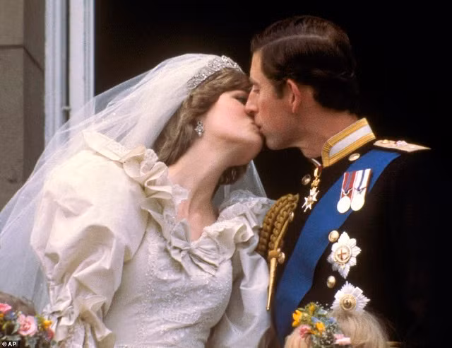 Hoàng tử Charles hôn cô dâu Diana Spencer, trên ban công Cung điện Buckingham ở London, sau đám cưới của họ vào ngày 29/7/1981. Cặp đôi này đã phá vỡ truyền thống và xóa bỏ lời hứa "vâng lời" mà thành viên hoàng gia Anh thường nói trong đám cưới.