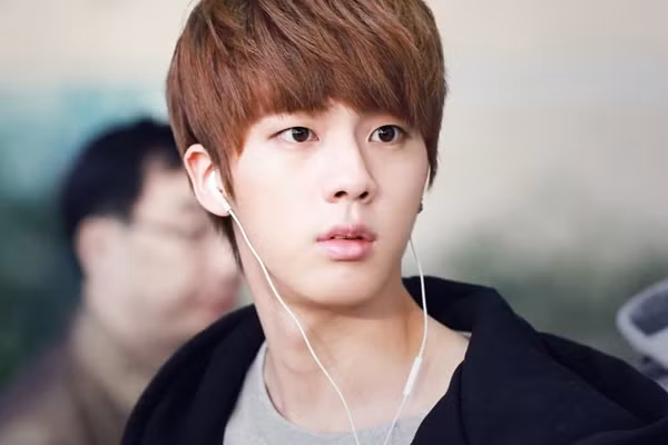 Jin là visual của nhóm BTS, có bờ vai rộng quyến rũ, gương mặt nam tính và nụ cười ấm áp. 9-than-tuong-co-dung-mao-nhu-hoa-trong-boygroup-han-1