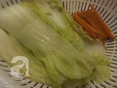 Rồi vớt ra rổ để ráo.