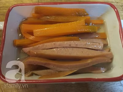 Pha nước mắm chua, mặn ngọt rồi ngâm xúc xích.