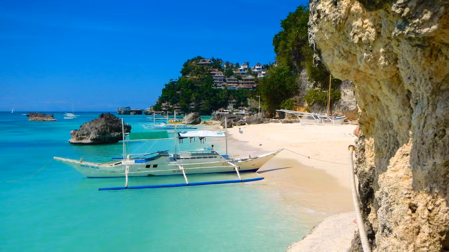 Đảo Boracay (Philippines) nổi tiếng với nhiều bãi biển nước trong xanh và cát trắng. Hai điểm đến được khuyên khám phá đi khi đến đay là khu White Beach nhộn nhịp, sầm uất và biển Puka tĩnh lặng. Ảnh: Expedia.