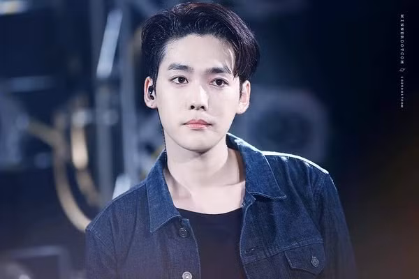Jin Woo (WINNER) được coi là visual thế hệ mới của nhà YG, sở hữu vẻ đẹp nổi bật trong nhóm và có tỷ lệ khuôn mặt vàng. 9-than-tuong-co-dung-mao-nhu-hoa-trong-boygroup-han-3
