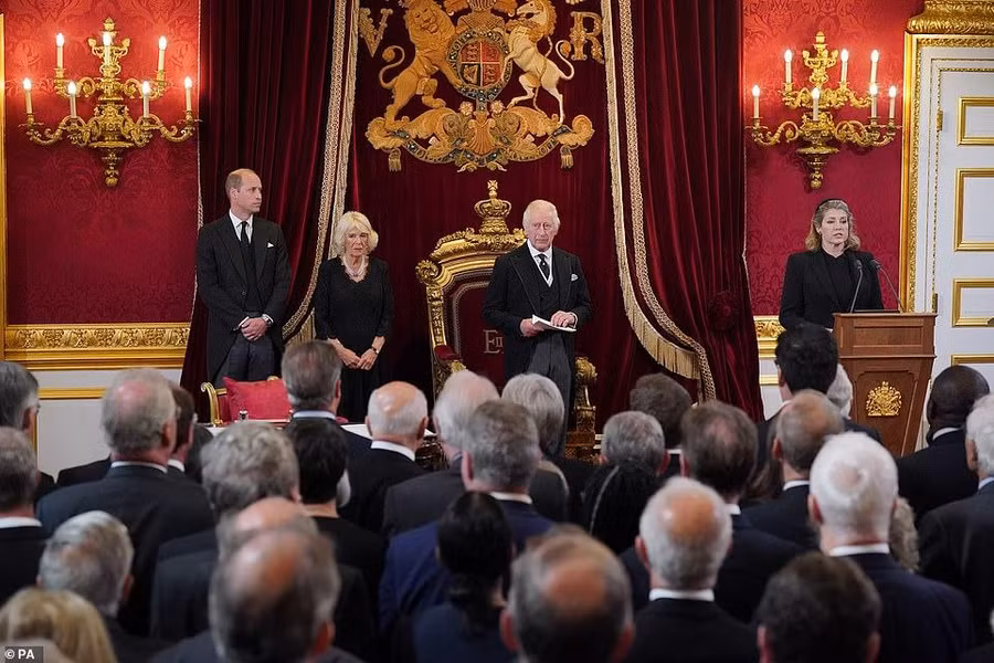 Vua Charles III cùng Vương hậu Camilla và Thái tử William.