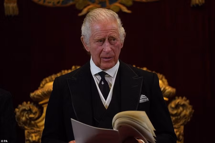 Vua Charles III được tấn phong.