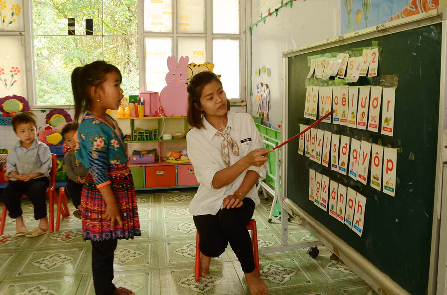 Cô giáo Phạm Thị Thiêm, Trường Mầm non Tênh Phông hướng dẫn học sinh làm quen với chữ cái.