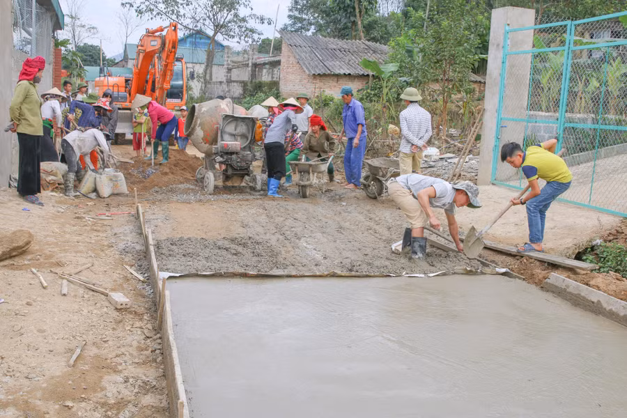 Nhân dân huyện Mường Ảng (Điện Biên) đóng góp công sức tham gia làm đường giao thông.
