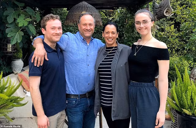 Vợ chồng bà Kamala Harris và 2 con.