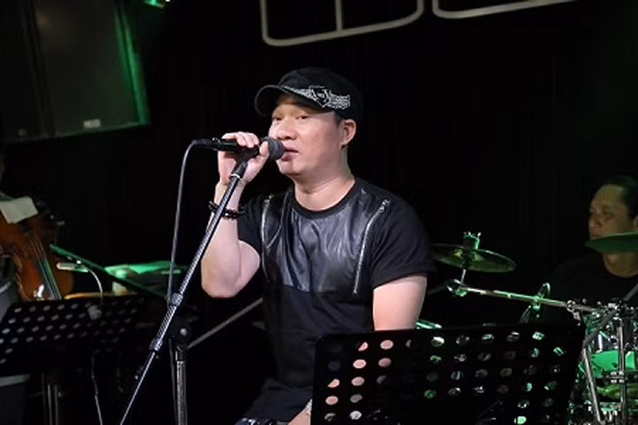 Quang Linh hối hả đi tập nhạc