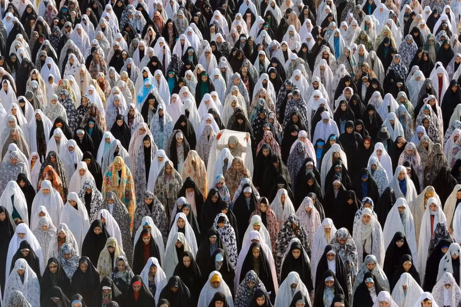 Phụ nữ Iran tham gia cầu nguyện mừng kết thúc lễ Ramadan ở Tehran Phụ nữ Iran tham gia cầu nguyện mừng kết thúc lễ Ramadan ở Tehran