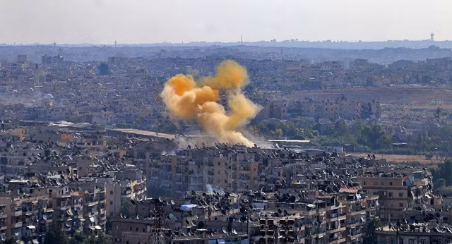 Khói bốc lên từ thành phố Aleppo sau một cuộc tấn công của phiến quân