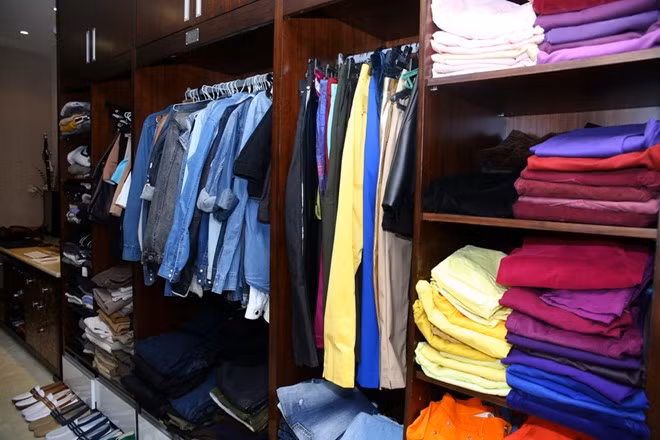 Cạnh vị trí đặt trang phục denim là những chiếc áo sơ-mi nhiều màu sắc, trong đó, màu pastel được nam ca sĩ ưu ái hơn cả. Giám khảo X Factor cũng rất "tôn sùng" những chiếc áo thun tông màu tím nhiều sắc độ, là gam màu mà Mr Đàm thường xuyên sử dụng trong thời gian qua, thời điểm nở rộ xu hướng dùng màu lãng mạn cho phái mạnh. Kho quần áo hiệu nghìn món của Đàm Vĩnh Hưng