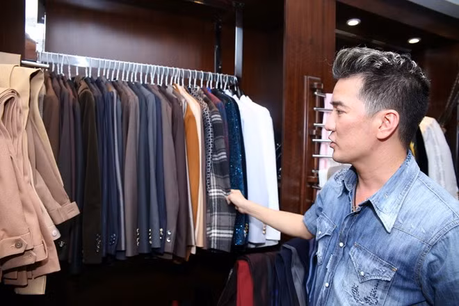 Những chiếc áo vest sang trọng, lịch thiệp được đặt riêng một góc tủ. Kho quần áo hiệu nghìn món của Đàm Vĩnh Hưng
