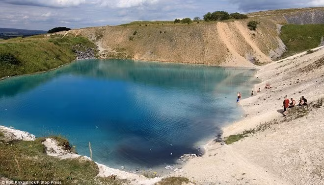 Người dân địa phương gọi nó là "Hồ Xanh". Tuy nhiên, màu sắc đẹp của nước hồ chính là một yếu tố đánh lừa cảm giác. Nước trong hồ có màu xanh dương vì nó nhiễm hóa chất độc hại - tàn dư của thời kỳ con người khai khoáng trên đồi Harpur. Trên thực tế, hồ trên đồi Harpur từng là nơi người ta khai thác quặng. Sau khi công nhân ngừng khai thác mỏ, nước xuất hiện và tạo thành hồ. ga