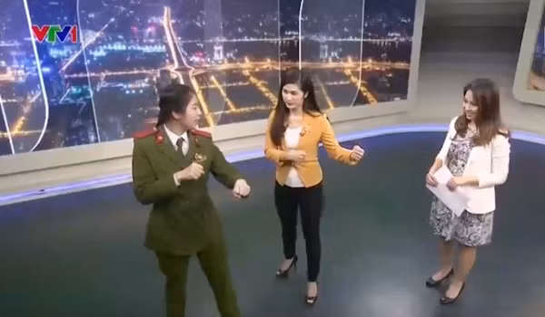 Cô bạn hướng dẫn MC một số thế võ cơ bản để bảo vệ bản thân.