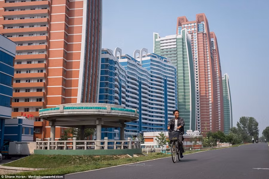 Một người đi xe đạp trên "Phố Khoa học" mới xây dựng