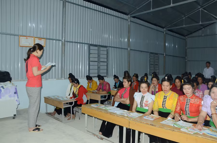 Cô Oanh mong muốn có chế độ làm thêm giờ đặc thù cho giáo viên dạy xóa mù chữ. Cô Oanh mong muốn có chế độ làm thêm giờ đặc thù cho giáo viên dạy xóa mù chữ.