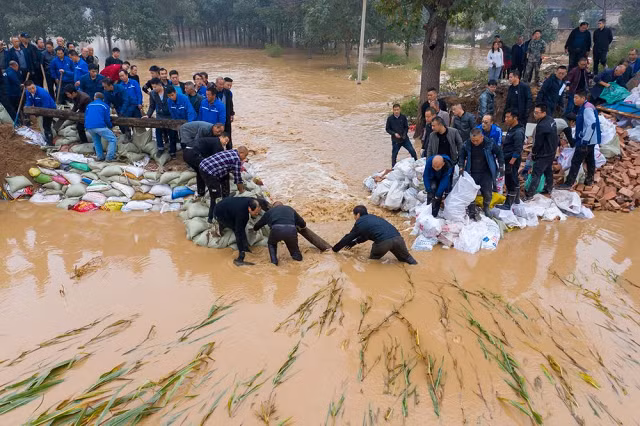Video: Mưa lũ lớn gây vỡ đập và hơn 17.000 ngôi nhà bị phá hủy ở Trung Quốc ảnh 1