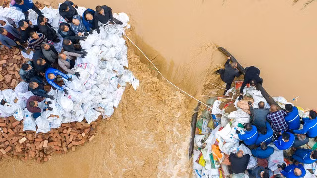 Video: Mưa lũ lớn gây vỡ đập và hơn 17.000 ngôi nhà bị phá hủy ở Trung Quốc ảnh 2