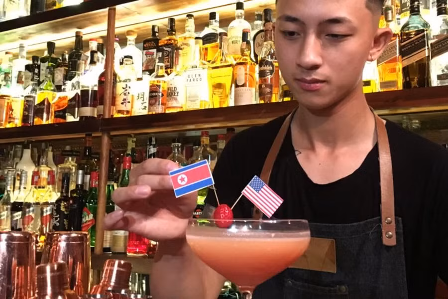 Một nhân viên quán bar ở Hà Nội đang làm một ly cocktail chào mừng thượng đỉnh Trump Kim. (Ảnh: Reuters)