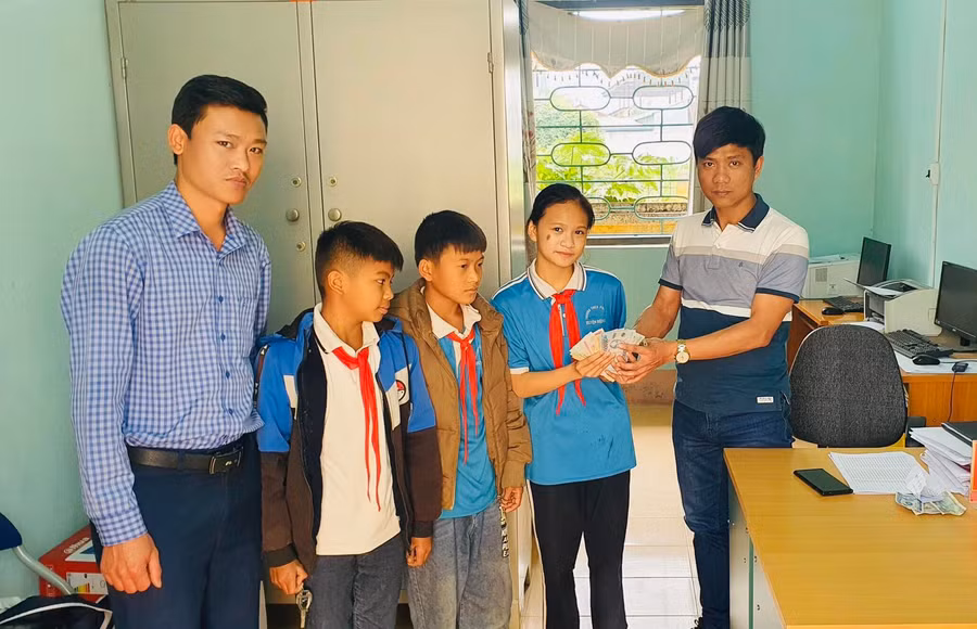 Ba học sinh Trường THCS xã Pom Lót bàn giao tài sản nhặt được cho Công an địa phương.