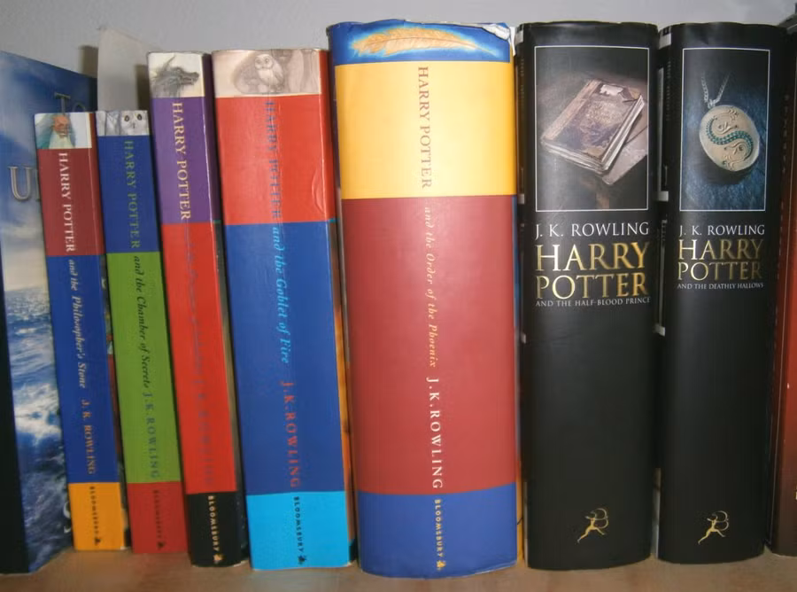 Hãy nhanh chóng kiểm tra loạt truyện Harry Potter trên giá sách nhà bạn, nếu phần tên tác giả được in là Joanne Rowling thay vì J.K. Rowling, mỗi cuốn có thể trị giá lên đến trên 40.000 bảng Anh. Tổ chức sách quý hiếm AbeBooks mới đây đã ra giá cho loạt sách “lỗi nhưng quý” này từ 200 đến tầm 50.000 bảng. Hãy nhanh chóng kiểm tra loạt truyện Harry Potter trên giá sách nhà bạn, nếu phần tên tác giả được in là Joanne Rowling thay vì J.K. Rowling, mỗi cuốn có thể trị giá lên đến trên 40.000 bảng Anh. Tổ chức sách quý hiếm AbeBooks mới đây đã ra giá cho loạt sách “lỗi nhưng quý” này từ 200 đến tầm 50.000 bảng.