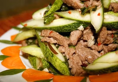 Cach lam dua chuot xao thit bo la mieng, hap dan - Anh 5