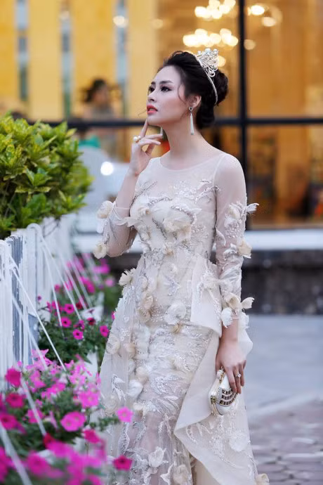 Hoa hau Bien Thuy Trang thay doi the nao sau 1 nam dang quang? - Anh 1