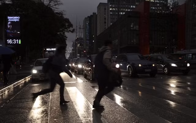 Thành phố Sao Paulo của Brazil tối sầm giữa ban ngày vì khói cháy rừng Amazon. (Ảnh: AP)