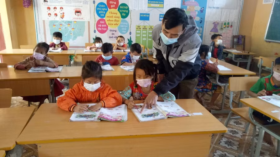 Trong điều kiện khó khăn, nhiều trường học vùng khó phải "liệu cơm gắp mắm" để linh hoạt triển khai hiệu quả chương trình mới. Ảnh NTCC.