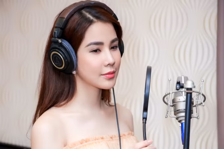 Diệp Lâm Anh mặt căng phồng đi thu âm cùng Only C