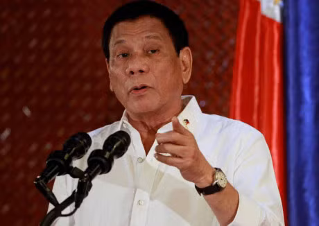 Ong Duterte sa thai Bo truong Noi vu vi tham nhung - Anh 1