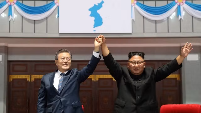 Lãnh đạo Triều Tiên Kim Jong-un và Tổng thống Hàn Quốc Moon Jae-in (trái)