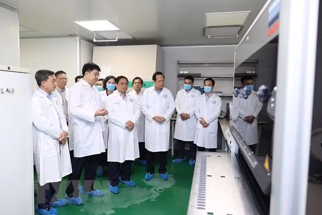 Thủ tướng Phạm Minh Chính nghe thuyết trình về quy trình bảo quản mẫu hài cốt. (Ảnh: Dương Giang/TTXVN). Thủ tướng Phạm Minh Chính nghe thuyết trình về quy trình bảo quản mẫu hài cốt. (Ảnh: Dương Giang/TTXVN).