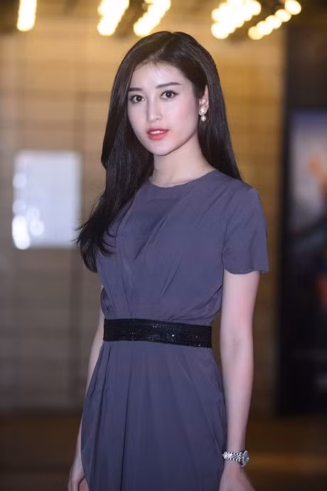 Á hậu Huyền My một mình đi xem phim sau ồn ào A hau Huyen My mot minh di xem phim sau on ao