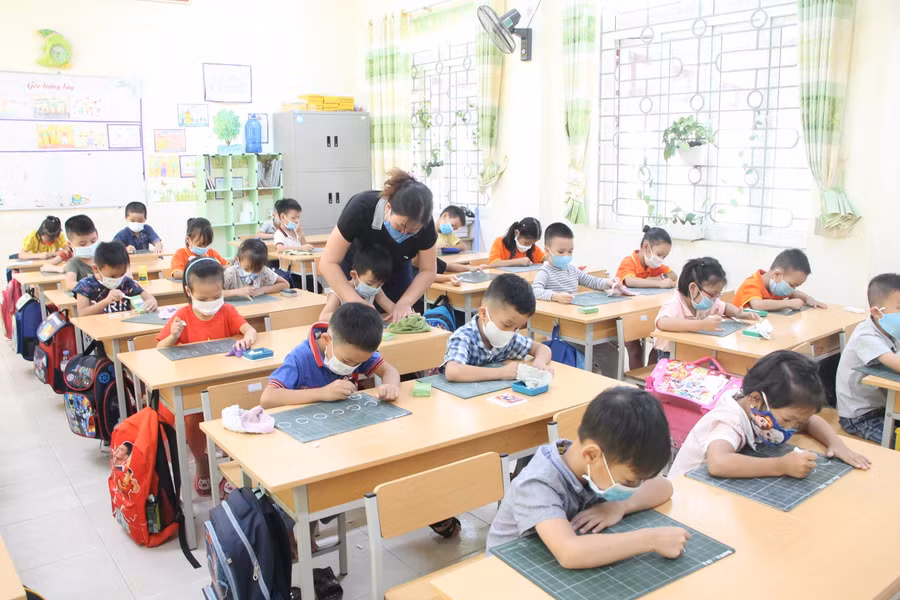 Ngay sau khi tựu trường, học sinh lớp 1 đã được các nhà trường tổ chức học tập nề nếp và luyện chữ cái theo chương trình học.